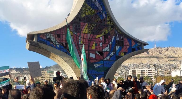 آلاف السوريين تجمعوا في دمشق يوم الجمعة للاحتفال بسقوط نظام الأسد.